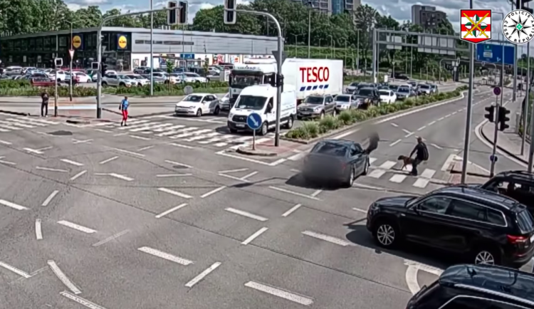 Řidič z Brna projel ve špičce křižovatce na červenou a smetl chodce  