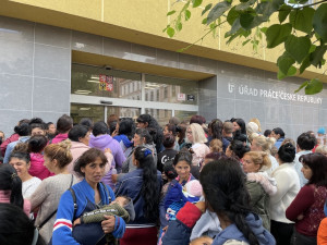 Pracovní úřad v Brně praská s novým měsícem ve švech. Fronty jsou i před bankou