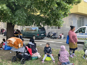 Pracovní úřad v Brně praská s novým měsícem ve švech. Fronty jsou i před bankou