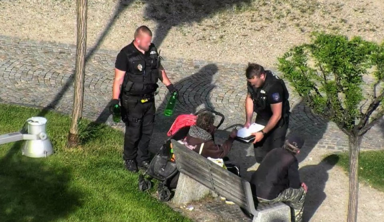 Máte po srandě, řekli notorička ze Znojma strážníci a sebrali ji petky s vínem