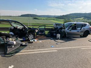 Při srážce aut na Brněnsku se zranilo pět lidí včetně dítěte. Na místo letěl vrtulník
