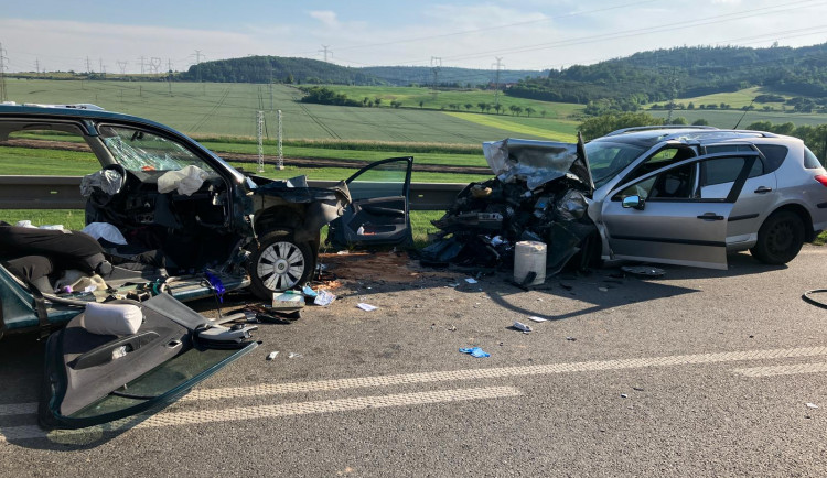 Při srážce aut na Brněnsku se zranilo pět lidí včetně dítěte. Na místo letěl vrtulník