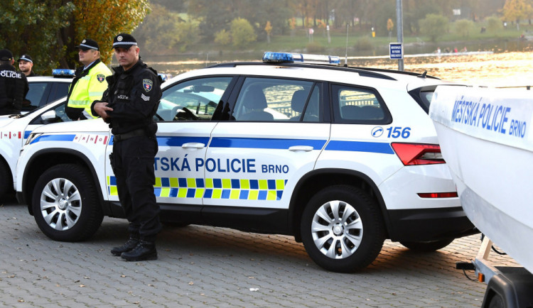 Muž v Brně přebral alkohol. Ustlal si v dodávce přímo na silnici