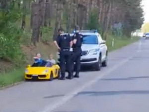 Děti v elektrickém autíčku vyrazily na brněnskou dálnici
