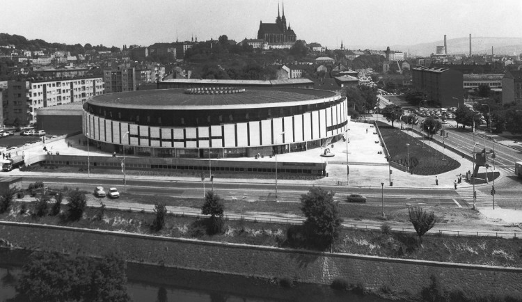 Dne 4. června 1982 byla hala slavnostně otevřena.