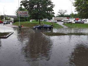 Brno trápila zatopená silnice. U dopravní tepny byla hluboká laguna