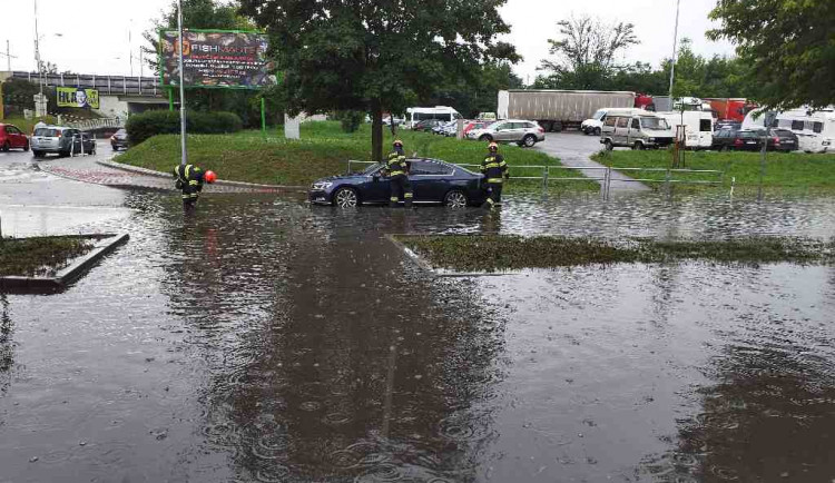 Brno trápí zatopená silnice. U dopravní tepny je hluboká laguna