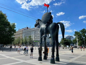 Brňané zaútočili na sochu Jošta. Strhli mu ukrajinskou vlajku
