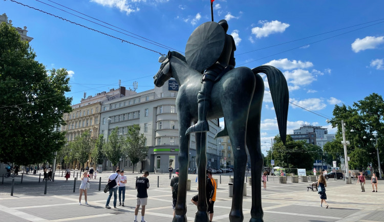 V Brně napadli sochu markraběte Jošta. Strhli mu ze štítu ukrajinskou vlajku
