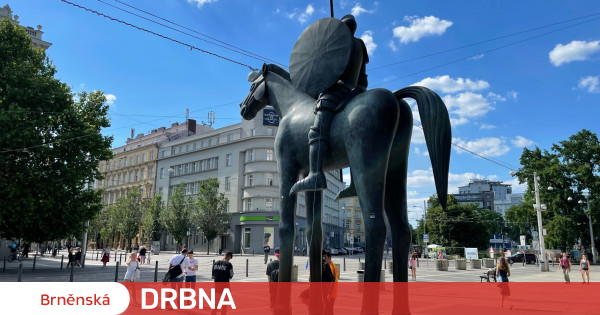 Brno’s men attack Jošta’s statue.  They tore down the Ukrainian flag News |  Brno Gossip