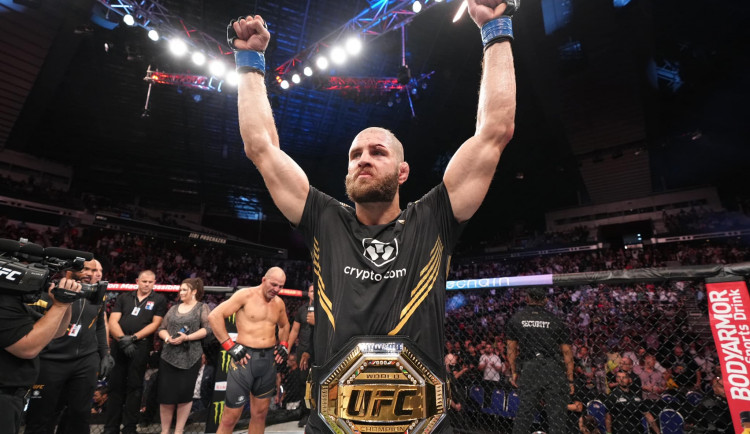 Procházka zvládl životní zápas. Soupeře uškrtil a je prvním českým králem UFC