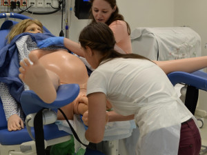 Studenti v Brně mají nemocnici bez pacientů. Učí se na simulátorech