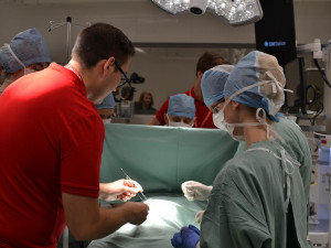 Studenti v Brně mají nemocnici bez pacientů. Učí se na simulátorech