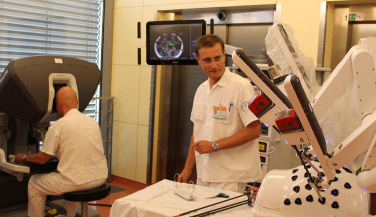 Lékařům v Brně usnadňuje operace nádorů robot da Vinci