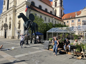 Brno vyhlíží svátek hudby. Umělci zahrají lidem z pokojíčků i skleníku