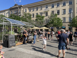 Brno vyhlíží svátek hudby. Umělci zahrají lidem z pokojíčků i skleníku