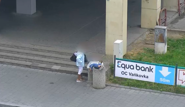 Čiperná důchodkyně z Brna okradla ženu, která spala na odpadkovém koši