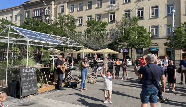 Brno vyhlíží svátek hudby. Umělci zahrají lidem z pokojíčků i skleníku