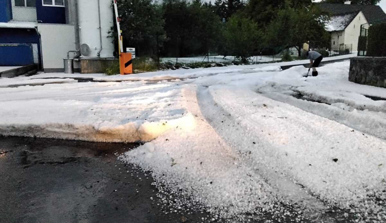 Silnice v Olešnici zasypaly kroupy, vozovka je neprůjezdná