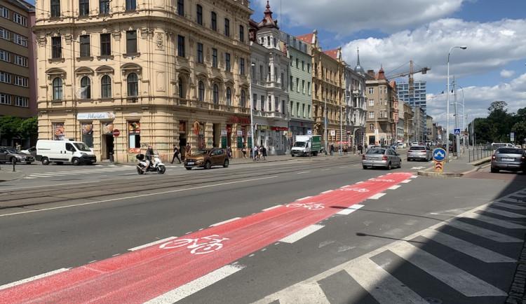 Brněnští cyklisté jásají. Město jim namalovalo cyklopruh přes rušnou silnici