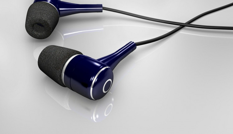 Žena v Brně sebrala z obchodu dva šampony a sluchátka. Hrozí jí vězení