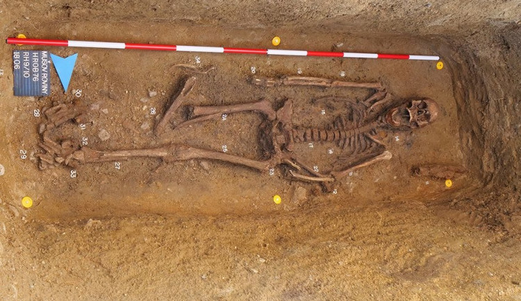 Archeologové našli na jižní Moravě kostru germánského bojovníka pohřbeného se psy
