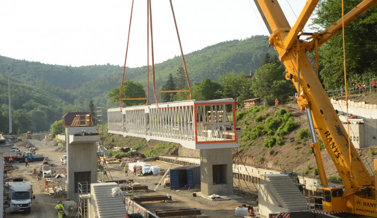 V Adamově usadili na přestavované nádraží lávku pro pěší
