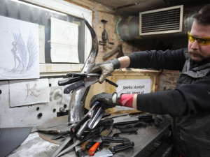 Kovář spojil tisícovku nožů. Umělecké dílo pomůže dětem z Brna