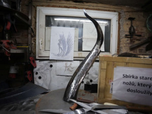 Kovář spojil tisícovku nožů. Umělecké dílo pomůže dětem z Brna