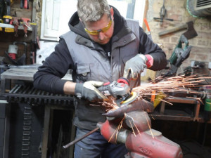 Kovář spojil tisícovku nožů. Umělecké dílo pomůže dětem z Brna