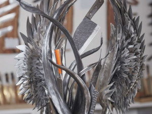 Kovář spojil tisícovku nožů. Umělecké dílo pomůže dětem z Brna