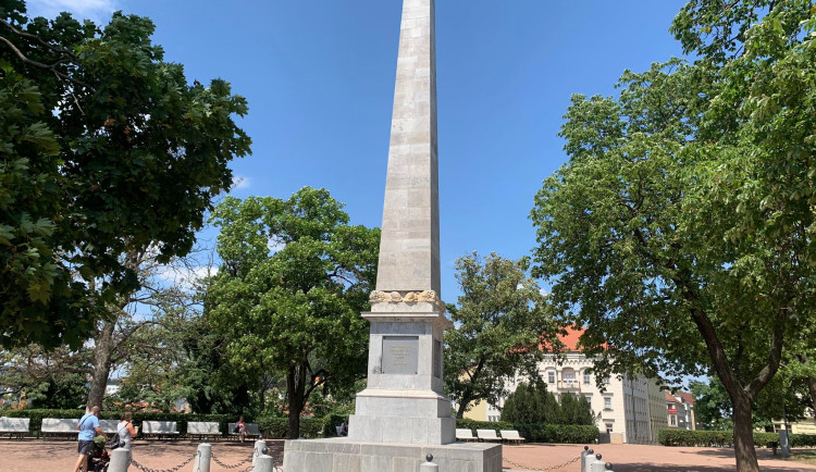 Brno má opravený dvě století starý obelisk. Připomíná konec války