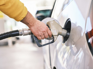 Cena benzinu dál stoupá na nová maxima. Připlatíme si i za naftu