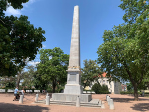 Brno má opravený dvě století starý obelisk. Připomíná konec války