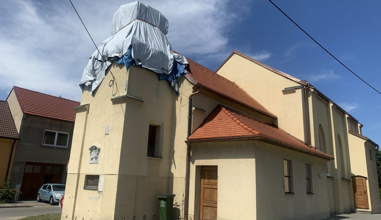 Tornádem poničený kostel v Hruškách