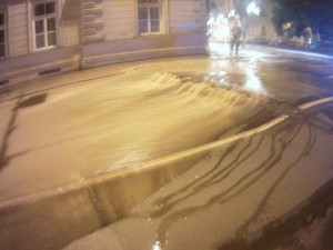Dopravu v centru Brna paralyzovala havárie potrubí. Voda zaplavila silnice