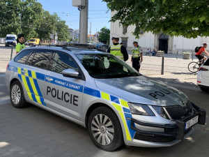 Poslech písničky za nehodu nestojí. Strážníci si počíhali na nepozorné chodce