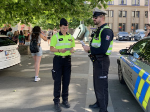 Poslech písničky za nehodu nestojí. Strážníci si počíhali na nepozorné chodce