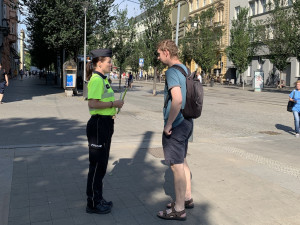 V centru Brna překvapili mladé lidi policisté. Radí jim, aby si sundali sluchátka