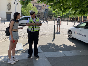 V centru Brna překvapili mladé lidi policisté. Radí jim, aby si sundali sluchátka