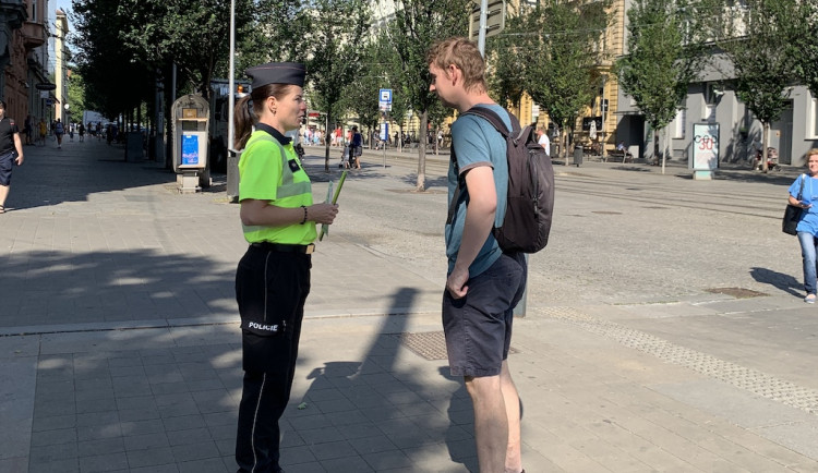 Poslech písničky za nehodu nestojí. Strážníci si počíhali na nepozorné chodce