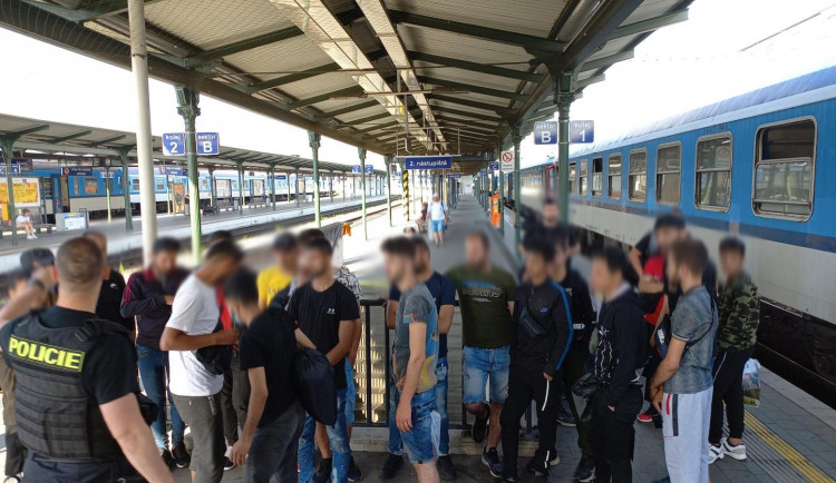 Početná skupinka migrantů přijela na brněnské nádraží. Přivítali je policisté