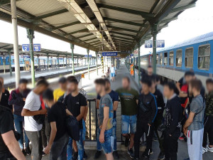Početná skupinka migrantů přijela na brněnské nádraží. Přivítali je policisté