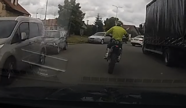 Policisté na jižní Moravě honili motorkáře. Připravili na něj lest