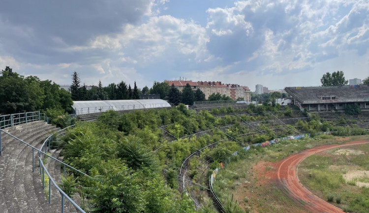 Slavný fotbalový stadion Za Lužánkami zarůstá křovinami. Je to schválně, říká město