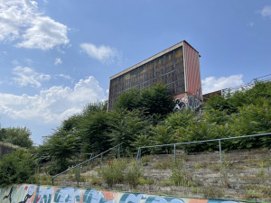 Slavný fotbalový stadion Za Lužánkami zarůstá křovinami. Je to schválně, říká město 
