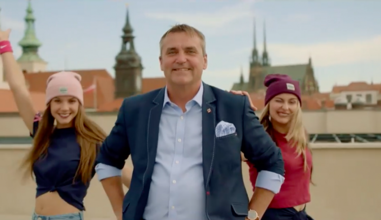 Petr Vokřál kandidoval v komunálních volbách v roce 2018. Upozornil na sebe předvolební rapovou písní