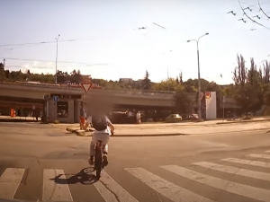 Zdrogovaný zloděj v Brně ujížděl před policisty na kole. Našli ho v potoce