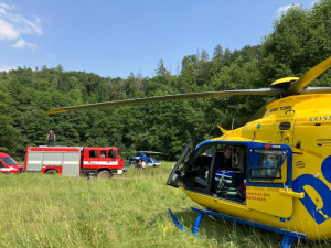 Na muže na Brněnsku spadl strom. Záchranáři k němu jeli traktorem