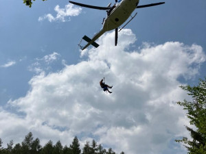 Na muže na Brněnsku spadl strom. Záchranáři k němu jeli traktorem